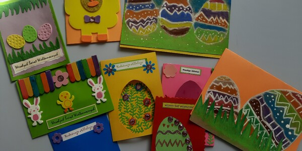 kartki wielkanocne tworzone przez dzieci na konkurs