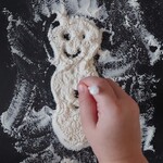 Dziecko tworzy bałwanka z użyciem mąki