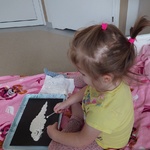 Dziecko w zabawie mąką tworzy rysunek zwierzaka