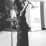 pani Asia wykonująca utwór muzyczny