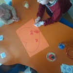 dzieci stemplują serca