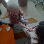 chłopiec stetoskopem słuch bicia serca swojej Mamy