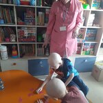 chłopcy układają pary z pociętych serc