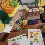 Dzieci malują farbami