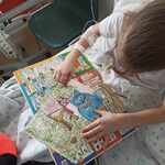 Dziewczynka rysuje koty - pastele
