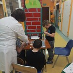 4.jpgchłopcy wspólnie z nauczycielem p. Alą układają z rozsypanki sieciakowe zasady