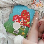 Dziewczynka wykleja serduszka