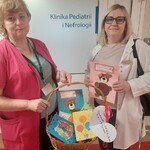 Nauczycielki z kartkami przed wejściem na oddział Nefrologii
