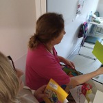 nauczycielki przekazują kartkę dziecku z onkologii