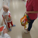 chłopiec z onkologii wybiera kartkę z koszyka