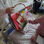 Dziewczynka wybiera kartkę z koszyka