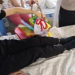 dziecko na łóżku wybiera kartkę z koszyka