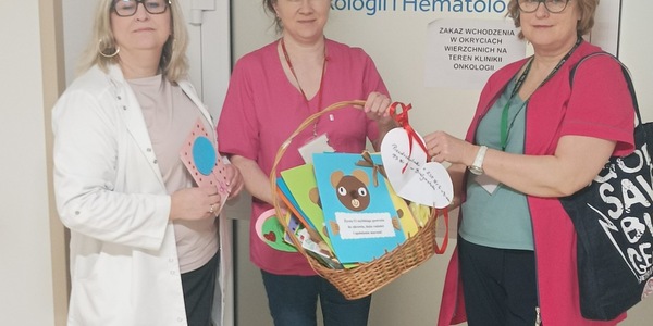 nauczycielki z kartkami przed oddziałem onkologii i hematologii