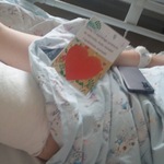 dziecko z ortopedii z kartka z okazji Dnia Chorego