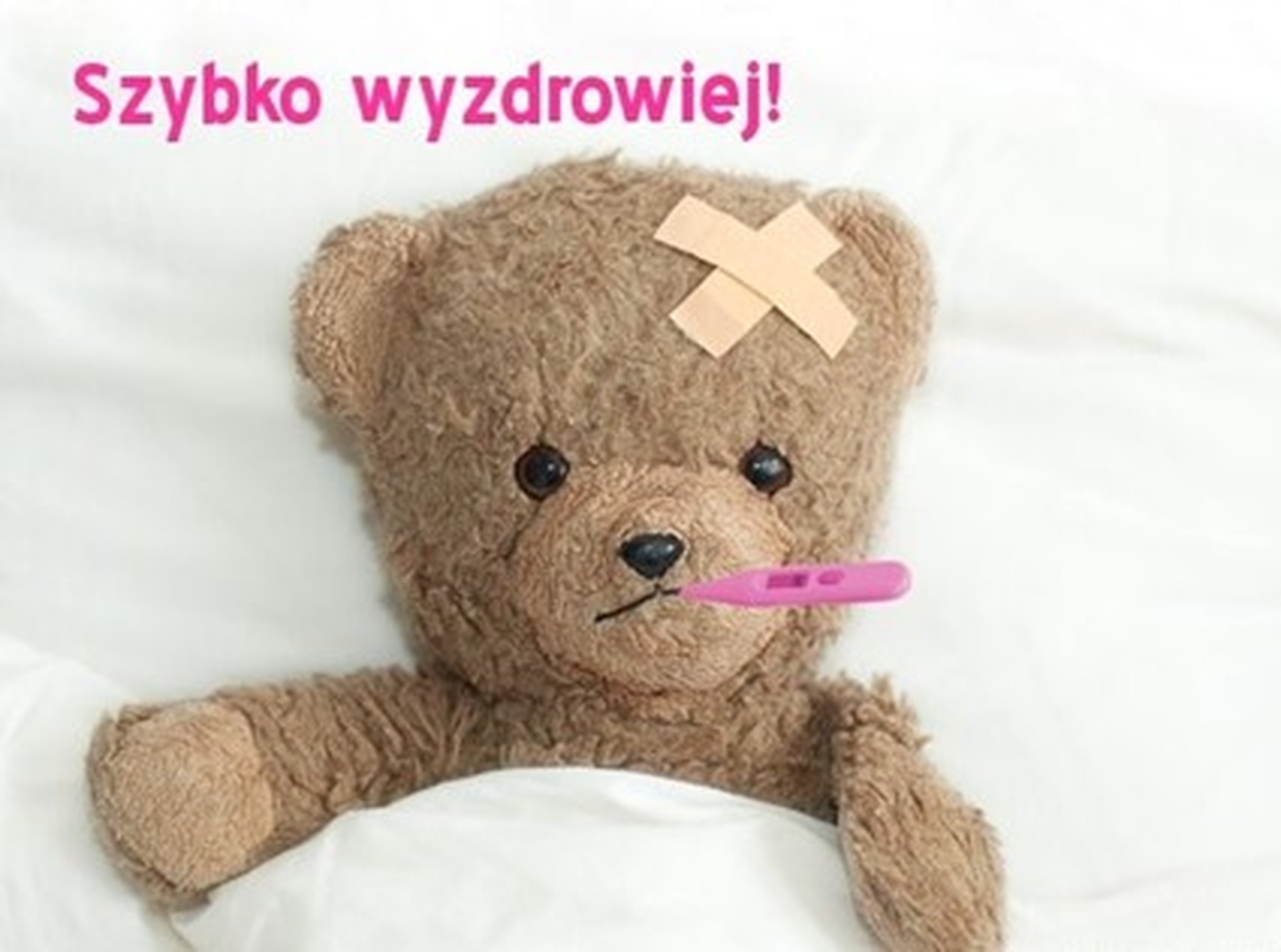 grafika z pluszowym misiem w buzi trzyma termometr na czole ma naklejony plaster na górze napis Szybko zdrowiej!