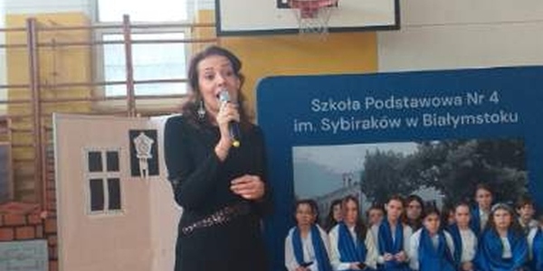 pani Joanna Chętnik wykonuje utwór muzyczny