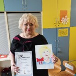 pani Burmistrz pozuje z swoim portretem i podziękowaniem