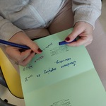 podziękowanie dla naszego gościa podpisali wszyscy pacjenci kliniki