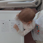 Dziecko wykonuje zadanie szukając dwóch identycznych obrazków przedstawiających pieski