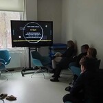 uczniowie oglądają film o PI