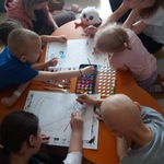 uczestnicy w zespołach malują portrety Pani Wiosny