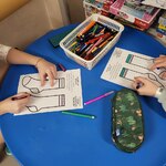 dzieci zaczynają projektować skarpety