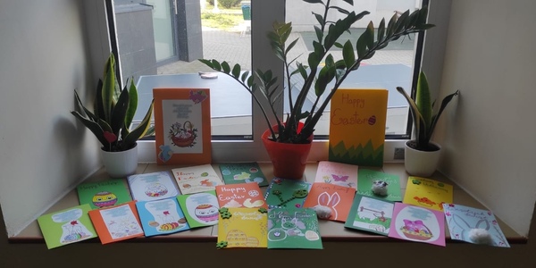 Kartki wielkanocne przygotowane przez uczniów Szkoły Podstawowej Zgromadzenia Sióstr Misjonarek Świętej Rodziny im. bł. Bolesławy Lament.