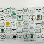Uczniowie grają w grę planszową