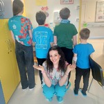 pani Asia i dzieci z kliniki ubrani w niebieskie kolory