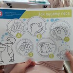 Dziecko trzyma kartę edukacyjną Jak myjemy ręce