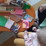 dziewczynka tworzy kartki wielkanocne w obecności mamy
