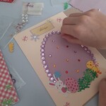 dziewczynka tworzy pocztówkę wielkanocną  - fioletowa pisanka