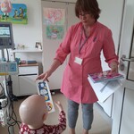 dziewczynka otrzymuje zakładkę do książki