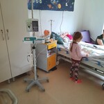 dziewczynka przegląda otrzymaną książkę