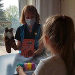 Nauczycielka prowadzi zajęcia edukacyjno-czytelnicze w ramach obchodów Dnia Ziemi