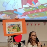 Uczennica prezentuje prace grupy.jpg