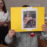 Uczeń prezentuje przyklejone puzzle.jpg