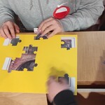 Uczniowie układają puzzle zgaduja jaka to legenda.jpg