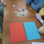 uczestnicy losują zadania z „Kolorowego quizu