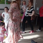 Nauczycielka tańczy z dziećmi i rodzicami Krakowiaka