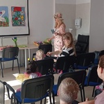 Nauczycielka uczy dzieci piosenki o Wiośnie