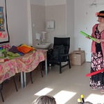 Nauczycielka uczy gry na bumbumrurkach