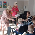 Nauczycielka uczy gry na instrumentach perkusyjnych