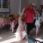 Nauczycielki z dziewczynką tańczą Krakowiaka