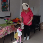 Nauczycielka wręcza dziewczynce maskotkę