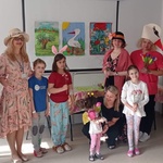 Zdjęcie grupowe uczestników imprezy Pierwszy Dzień Wiosny