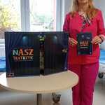 Nauczycielka prezentuje Nasz Szpitalny Teatrzyk