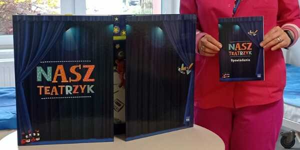 Nauczycielka prezentuje Nasz Szpitalny Teatrzyk