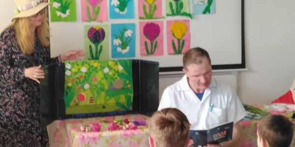 Doktor Stanisław czyta opowiadanie W Robaczkowie