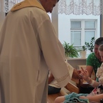 Ksiądz Marek rozdaje cudowne medaliki w kaplicy UDSK
